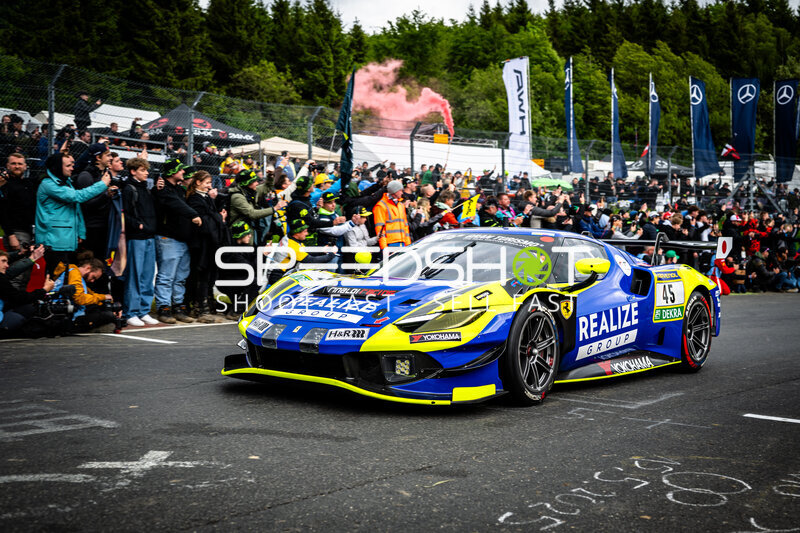 Ferrari 296 GT3 #45 von REALIZE KONDO RACING in der Startaufstellung