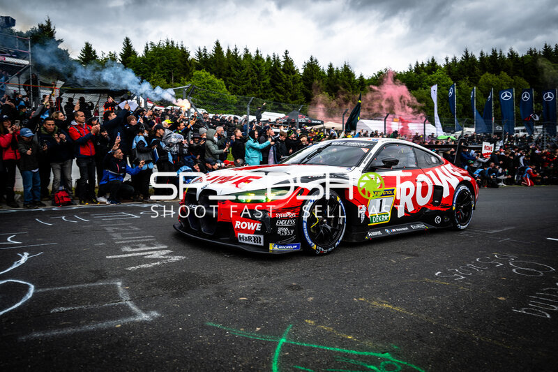 BMW M4 GT3 #1 von ROWE RACING in der Startaufstellung am Nürburgring