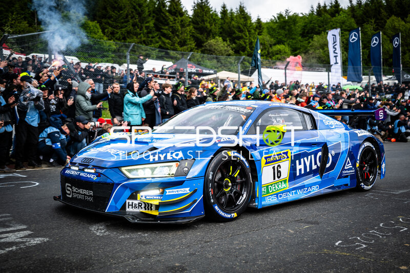 Audi R8 LMS GT3 #16 von Scherer Sport PHX bei der Startaufstellung
