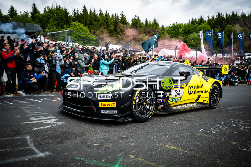 Aston Martin Vantage GT3 #34 von natural elements by Walkenhorst Motorsport in der Startaufstellung