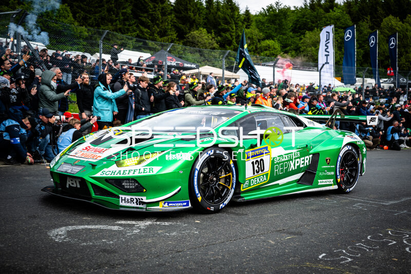 Lamborghini Huracán GT3 #130 von Red Bull Team ABT in der Startaufstellung