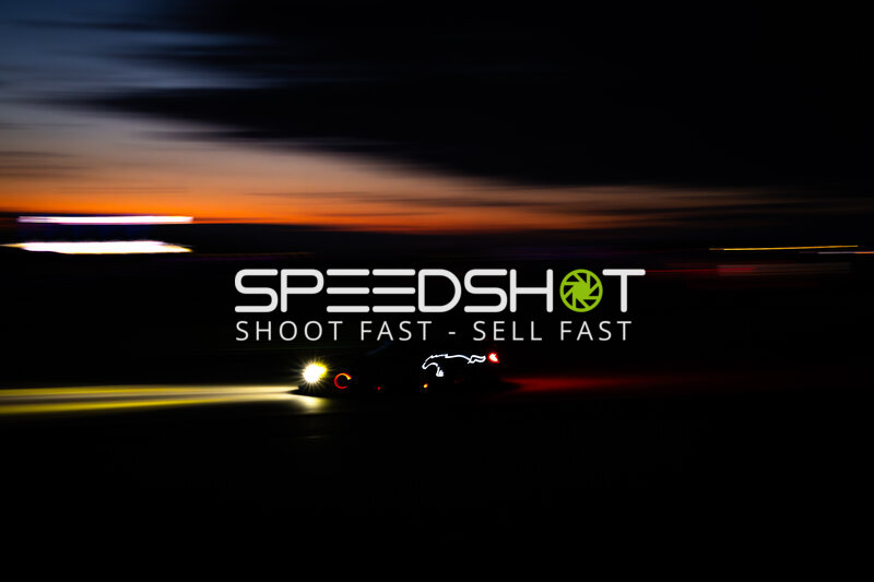Rennfahrzeug bei Nacht auf dem Nürburgring bei Sonnenuntergang