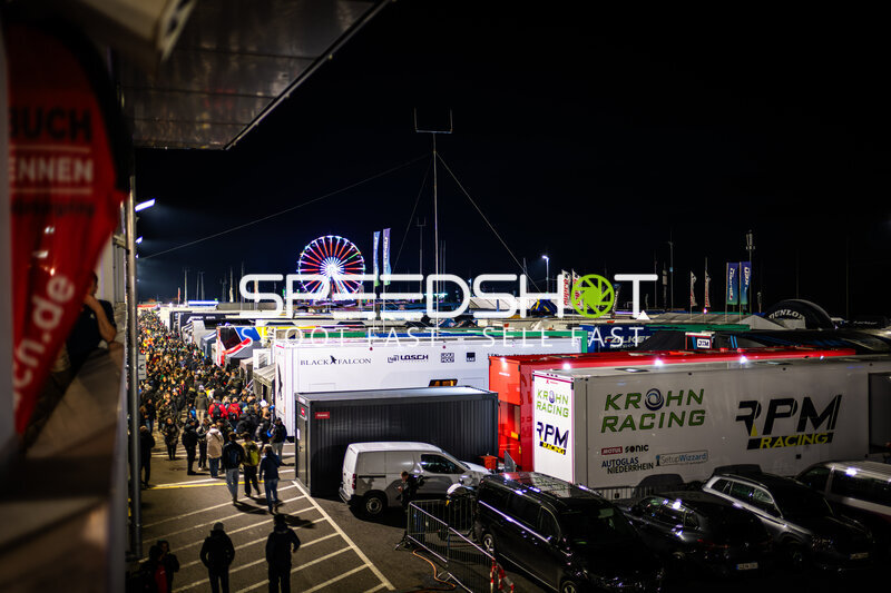 Fahrerlager-Atmosphäre bei Nacht beim 24h Nürburgring 2026
