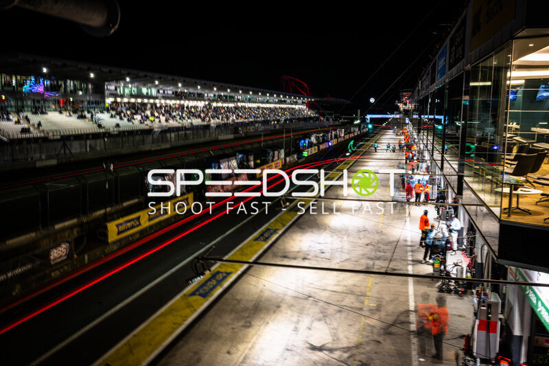 Nachtaufnahme der Boxengasse beim 24h Nürburgring 2026
