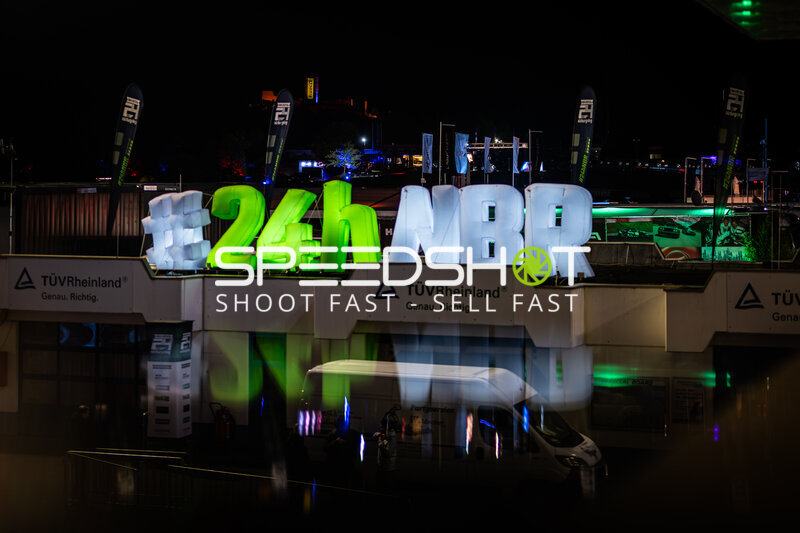 #24hNBR Logo leuchtet nachts am Nürburgring