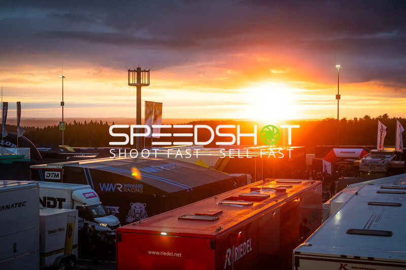 Sonnenuntergang über dem Fahrerlager beim 24h Nürburgring