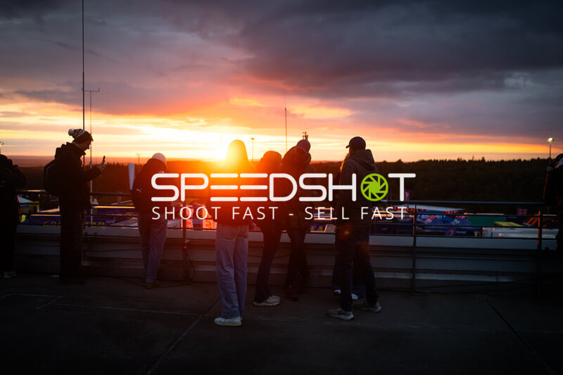 Sonnenuntergang über dem Nürburgring mit Zuschauern auf der Tribüne