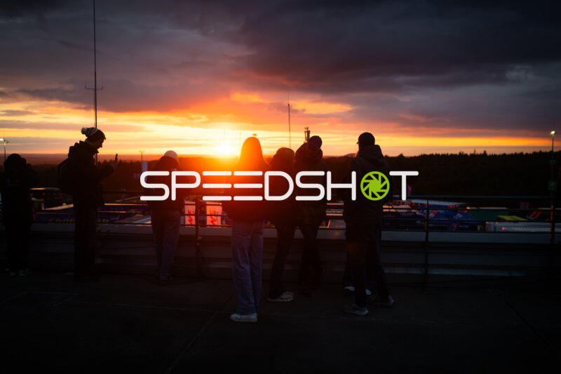 Sonnenuntergang über dem Nürburgring mit Zuschauern als Silhouetten