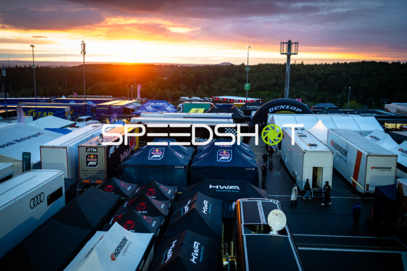 Sonnenuntergang über dem Fahrerlager beim 24h Nürburgring