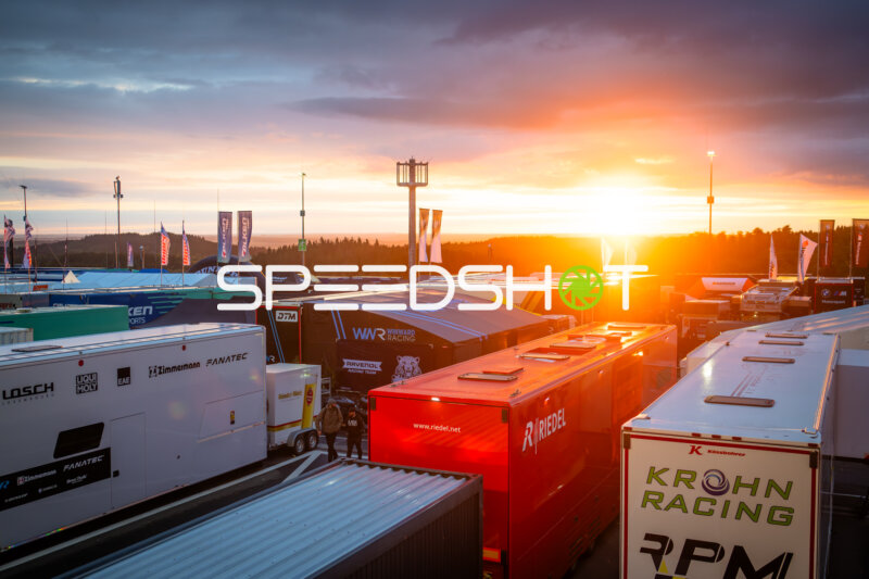 Sonnenuntergang über dem Fahrerlager beim 24h Nürburgring