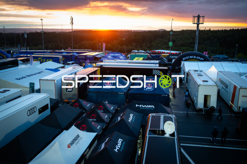 Sonnenuntergang über dem Fahrerlager beim 24h Nürburgring