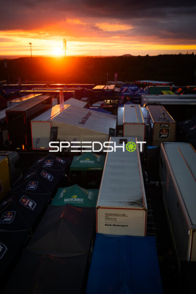 Sonnenuntergang über dem Fahrerlager am Nürburgring