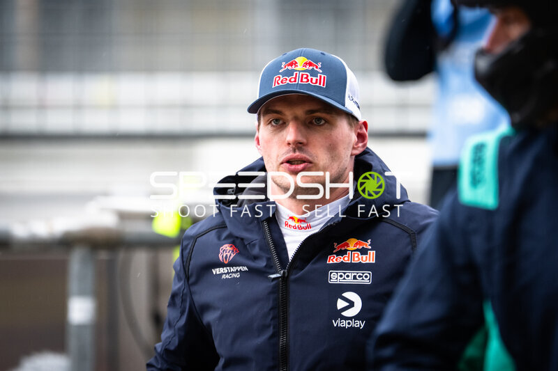 Max Verstappen im Fahrerlager beim 24h Nürburgring 2026