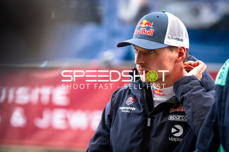 Max Verstappen im Fahrerlager beim 24h Nürburgring 2026