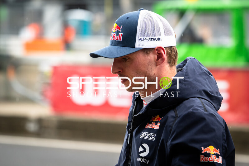 Max Verstappen im Fahrerlager beim 24h Nürburgring 2026