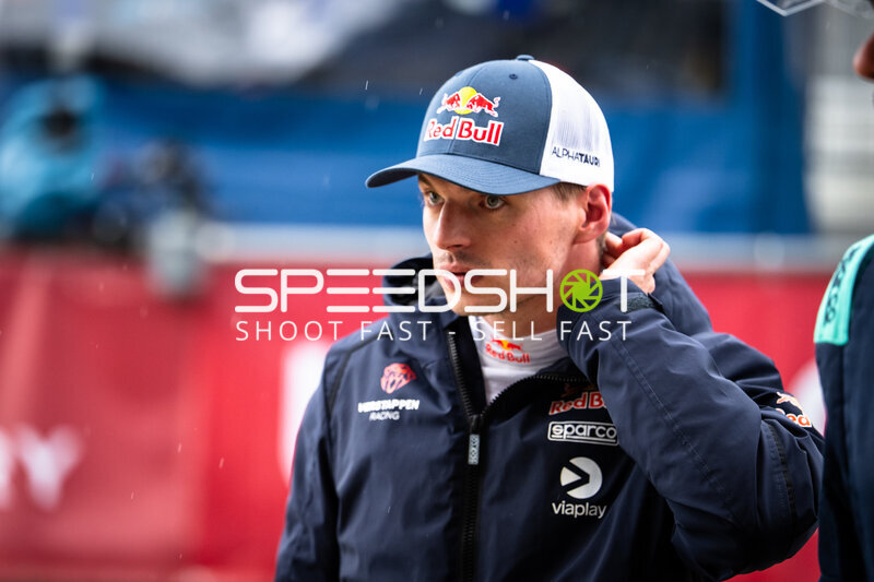 Max Verstappen im Fahrerlager beim 24h Nürburgring 2026