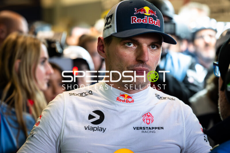 Max Verstappen im Fahrerlager beim 24h Nürburgring 2026