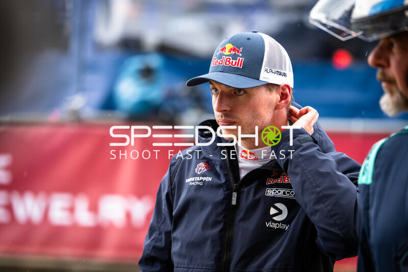 Max Verstappen im Fahrerlager beim 24h Nürburgring 2026