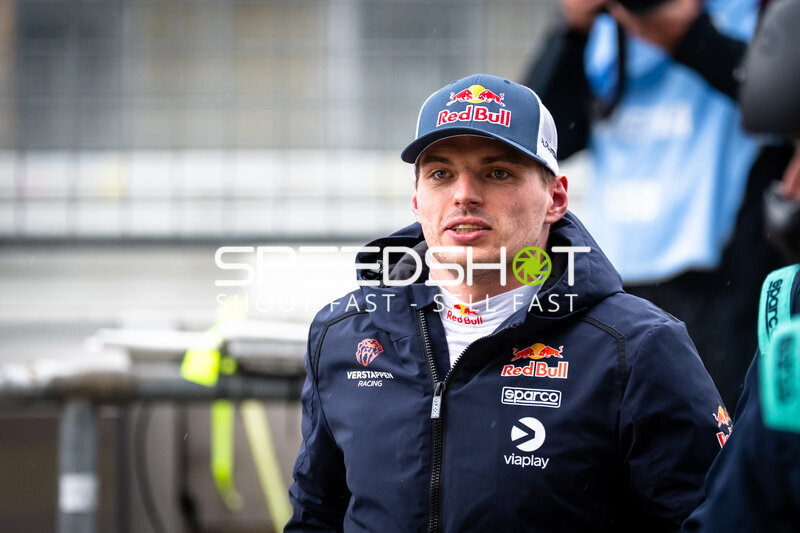 Max Verstappen im Fahrerlager beim 24h Nürburgring 2026