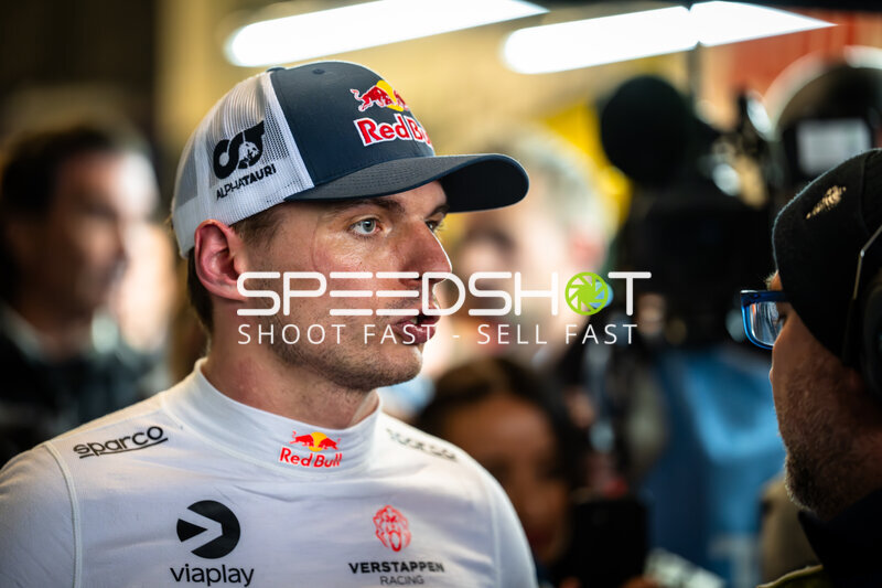 Max Verstappen gibt Interview im Fahrerlager am Nürburgring