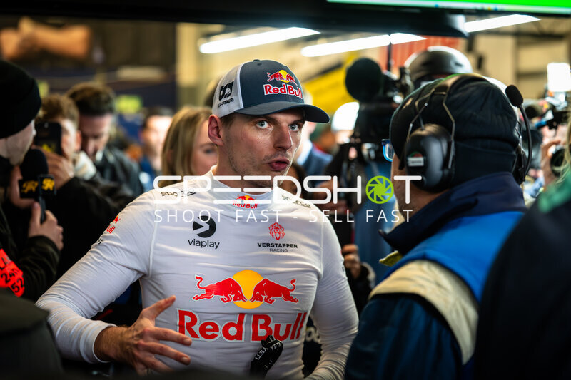 Max Verstappen gibt Interview in der Box beim 24h Nürburgring