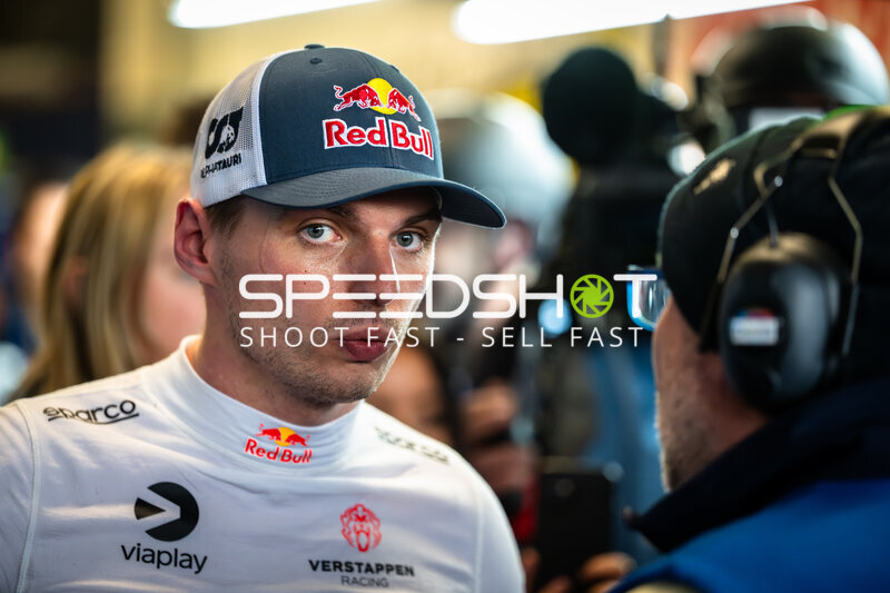 Max Verstappen gibt Interview im Fahrerlager am Nürburgring