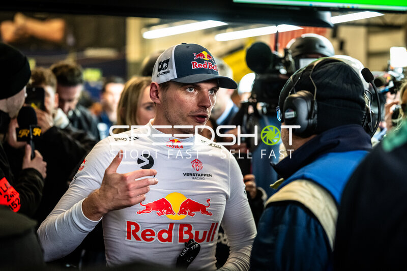 Max Verstappen gibt Interview in der Box am Nürburgring