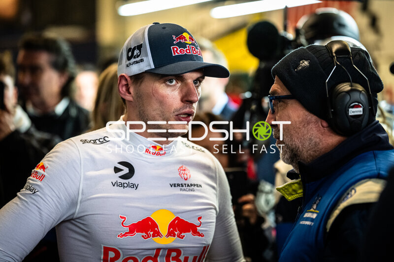 Max Verstappen im Gespräch in der Box beim 24h Nürburgring 2026