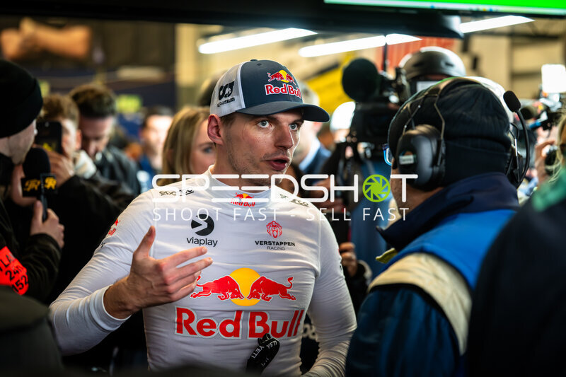 Max Verstappen gibt Interview in der Box beim 24h Nürburgring