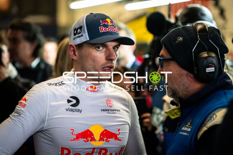 Max Verstappen im Gespräch im Fahrerlager am Nürburgring
