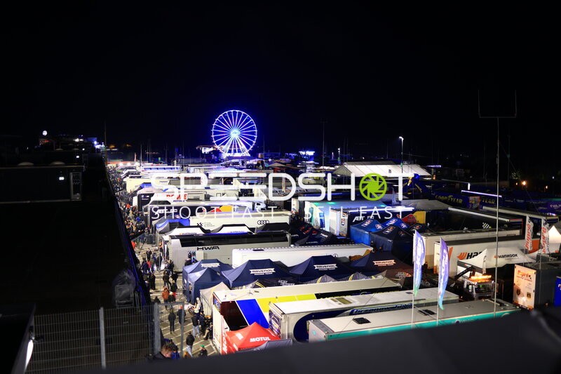 Fahrerlager-Atmosphäre bei Nacht beim 24h Nürburgring 2026