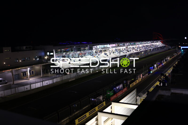 Nachtpanorama der Haupttribüne am Nürburgring beim 24h-Rennen