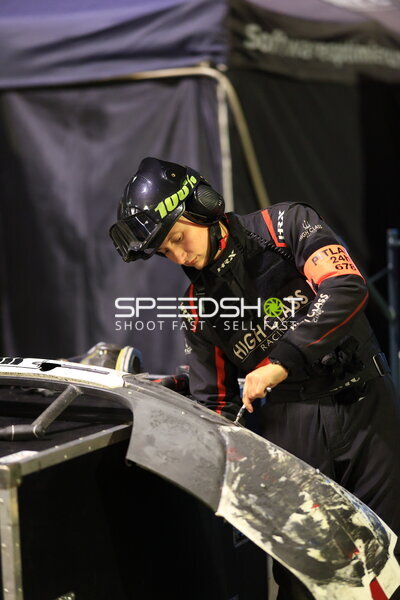 High Class Racing Mechaniker bei Nachtarbeit in der Box