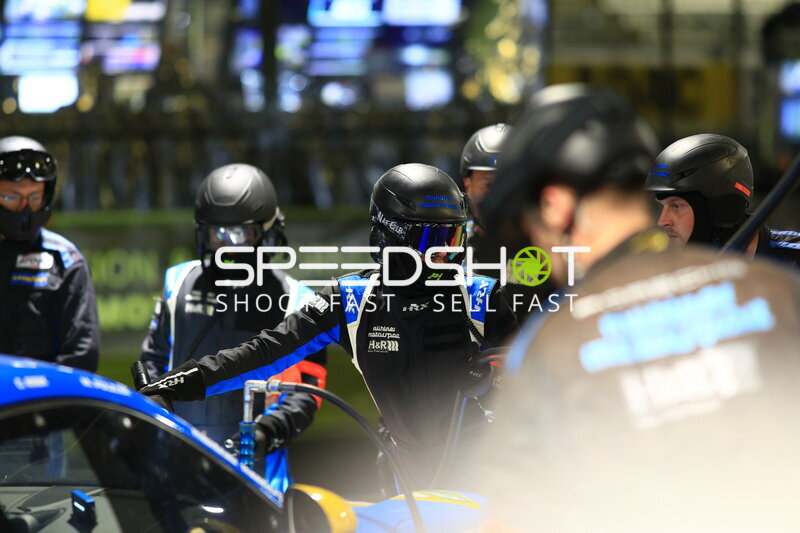 Boxenstopp-Crew von Mühlner Motorsport bei Nachtarbeit am Nürburgring