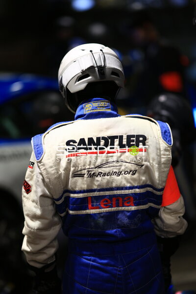 Fahrer mit Sandtler-Rennanzug beim 24h Nürburgring 2026