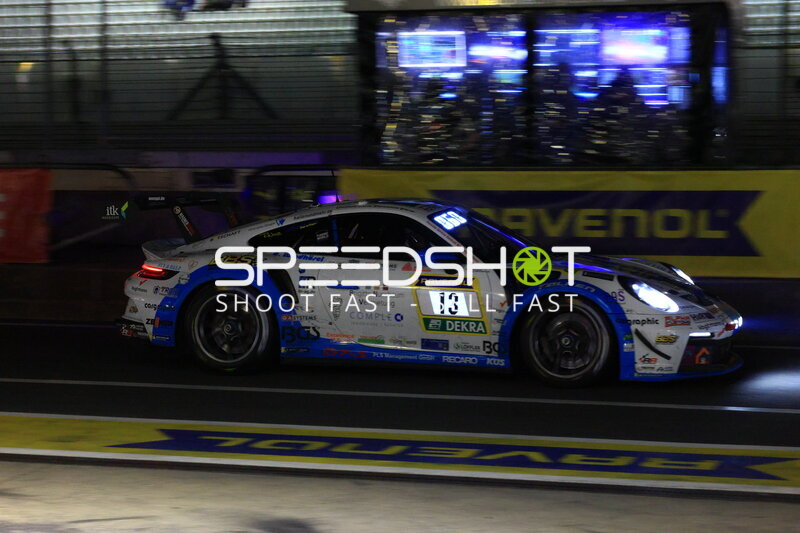 Porsche 911 GT3 #13 von White Angel for Fly and Help in der Boxengasse