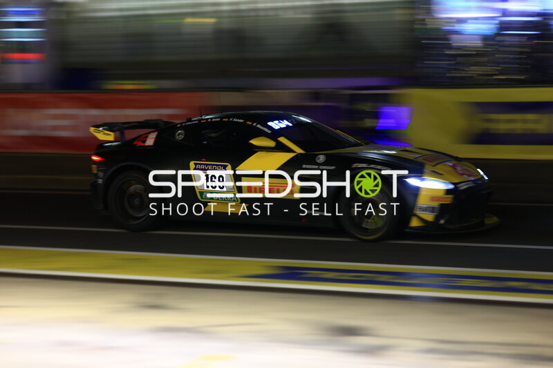 Aston Martin #169 von Doerr Motorsport bei Nacht auf dem Nürburgring