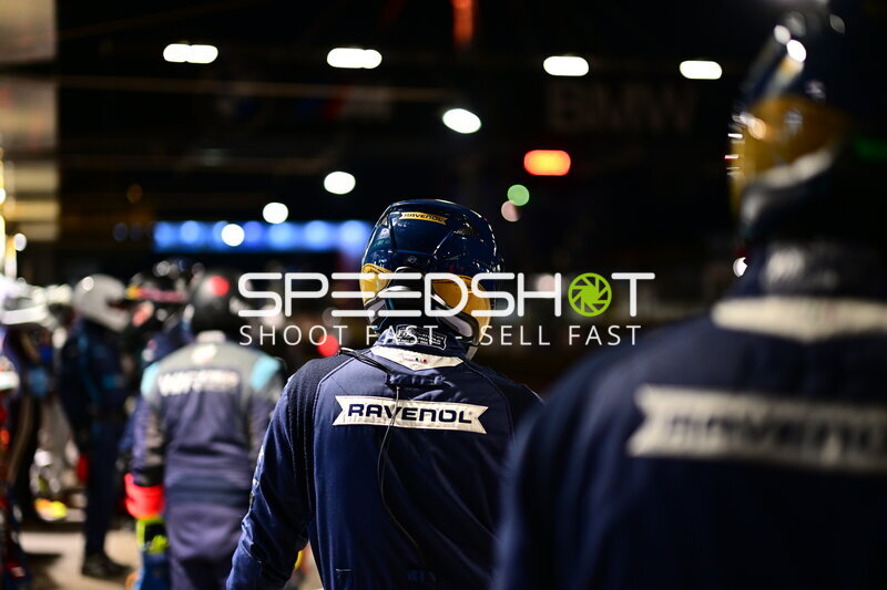 RAVENOL-Mechaniker in der Boxengasse beim 24h Nürburgring