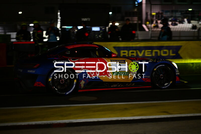 Mercedes-AMG GT3 #3 von Verstappen Racing in der Nacht am Nürburgring