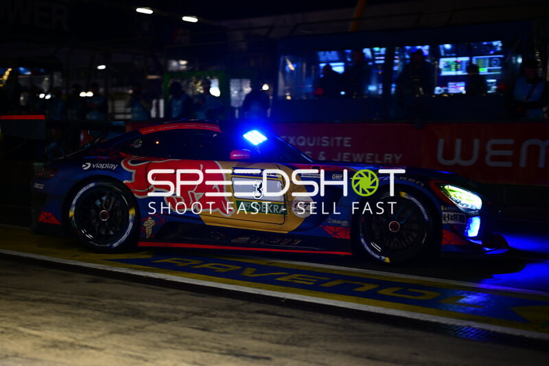 Mercedes-AMG GT3 #3 von Verstappen Racing in der Boxengasse bei Nacht