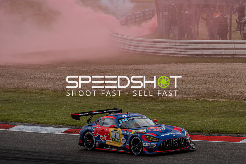 Mercedes-AMG GT3 #3 von Verstappen Racing in rotem Rauch am Nürburgring