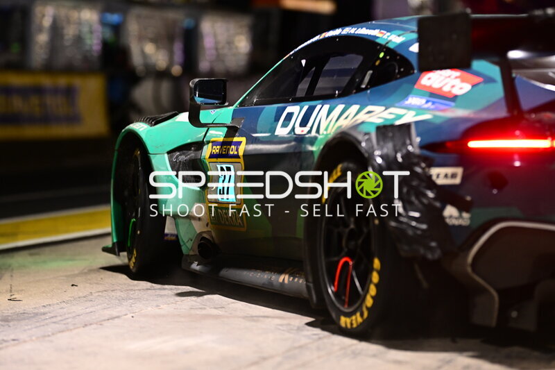 Aston Martin #37 von PROsport Racing in der Boxengasse bei Nacht