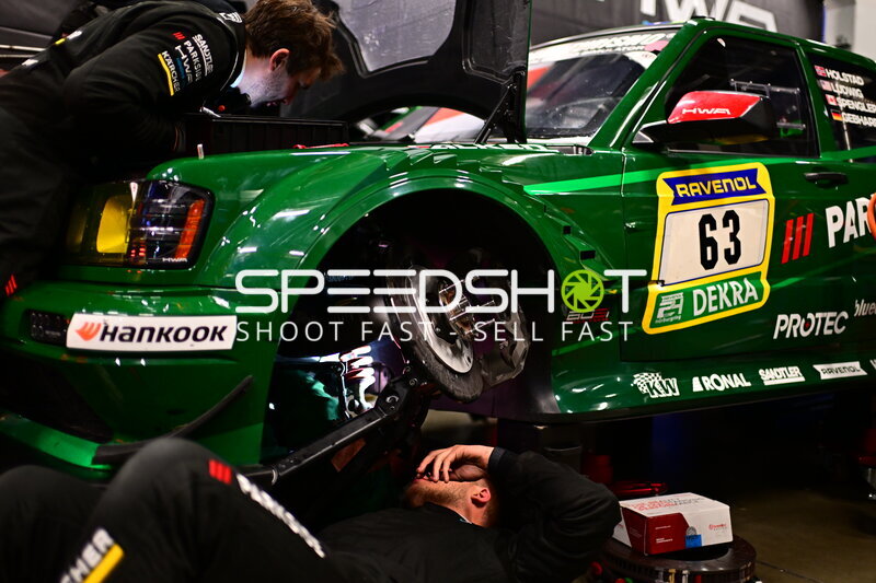 HWA Engineering Speed #63 – Mechaniker bei Bremsarbeiten in der Box