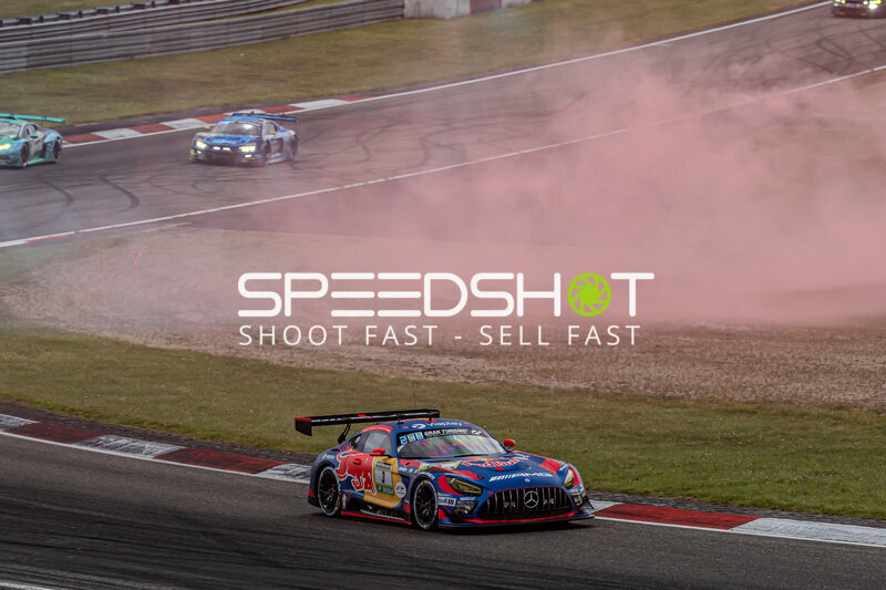 Mercedes-AMG GT3 #3 von Verstappen Racing mit Rauchschwaden am Nürburgring