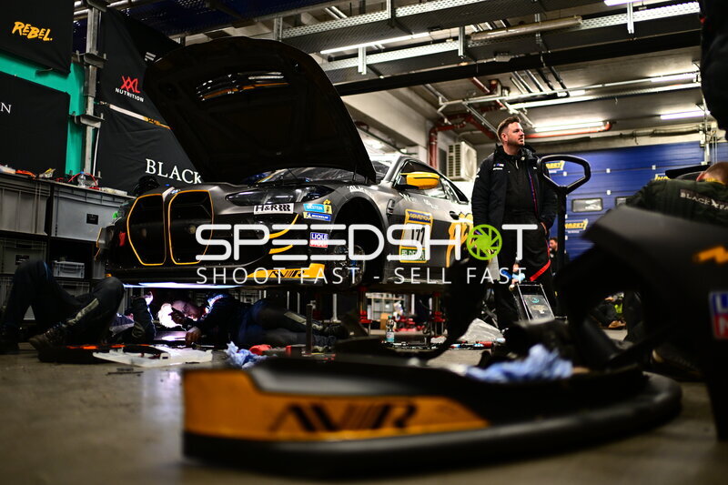 BMW M4 GT4 #177 von AV Racing in der Box beim Nürburgring