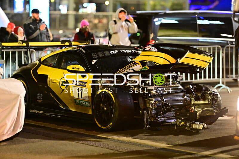 Schwer beschädigter #17 Dunlop Motorsport GT3 am Nürburgring
