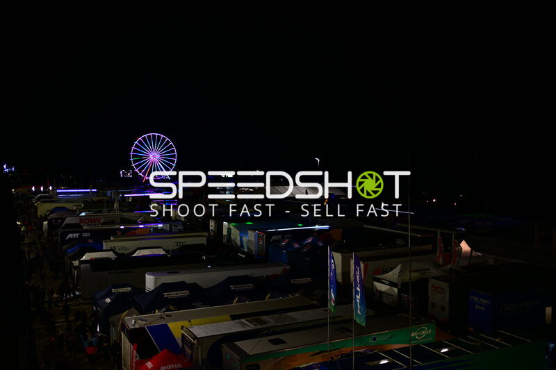 Fahrerlager bei Nacht mit leuchtendem Riesenrad beim 24h Nürburgring
