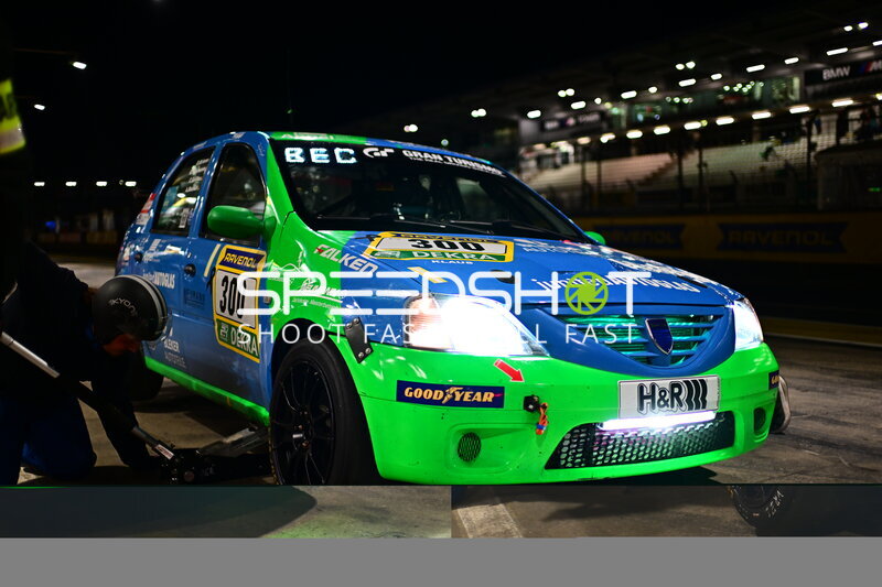 Dacia Logan #300 beim Nachtboxenstopp am Nürburgring