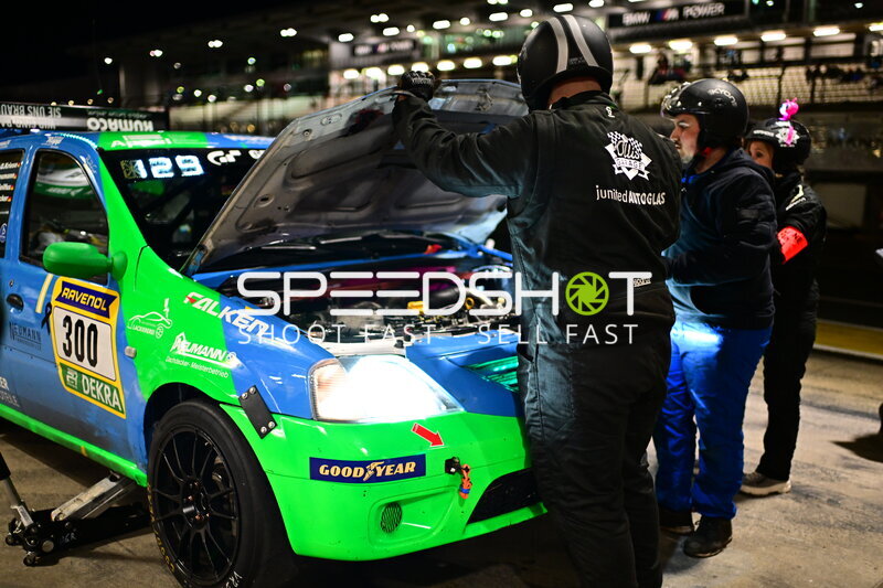 Boxenstopp bei Nacht: Fahrzeug #300 von Ollis Garage Racing