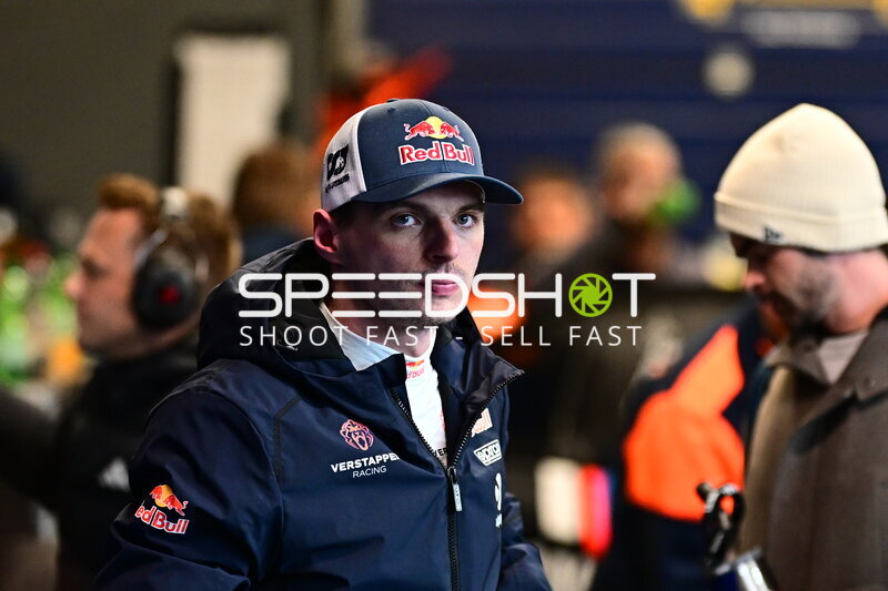 Max Verstappen im Fahrerlager beim 24h Nürburgring 2026